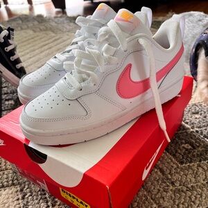 Nike Borough KIDS sneaker - size 3.5 Y